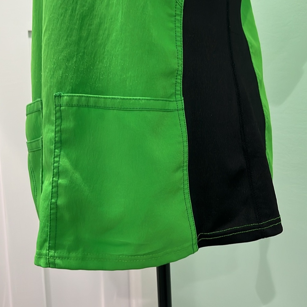 Wonder wink four stretch women’s scrub top. M. Lime green and black. - Picture 7 of 8